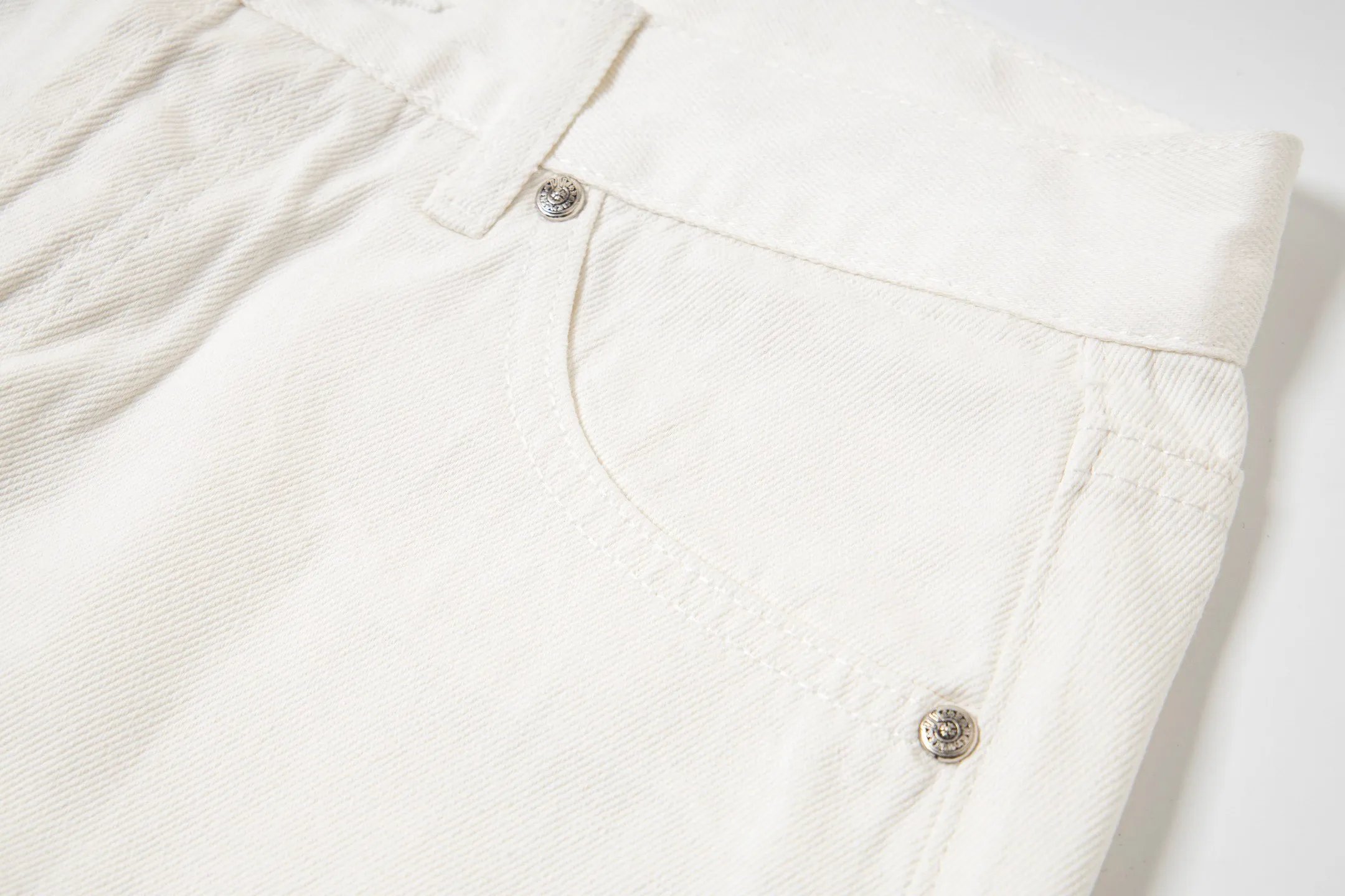 P280 💰 (Top version) Chrome Hearts White Bull King Metal Cross White Leather Heavy Industry Jeans Chrome Hearts is a brand that has always been famous for its high-end and design. The quality of these pants is unparalleled, and a pair is often hard to find at counters. It uses top-notch heavy-duty washing technology, the calf leather laser-cut cross is particularly exquisite, and the aged silver hardware adds a sense of retro and luxury. White denim fabric, paired with a cross leather design, is fashionable and individual. The straight version is also particularly slim. The style is the same for men and women, so whoever wears it will look better! The matching suggestions are as follows: Cool street style: Pair the upper body with a black short crop top, a black leather jacket, and black Martin boots. Wear a silver necklace and ring from Crowe and walk on the street to feel cool. Casual fashion style: wear a simple white cotton T-shirt inside, a loose denim jacket outside, and white sneakers. Overall casual and comfortable, suitable for daily travel and shopping. High-end outfit: Pair it with a black silk-textured shirt, tuck it into pants, and put on a pair of black leather shoes. Wear a black suit jacket to instantly enhance your temperament, and you can attend some formal occasions without any pressure. Color: White Ox King Size: 28-30-32-34 (corresponds to S-M-L-XL)